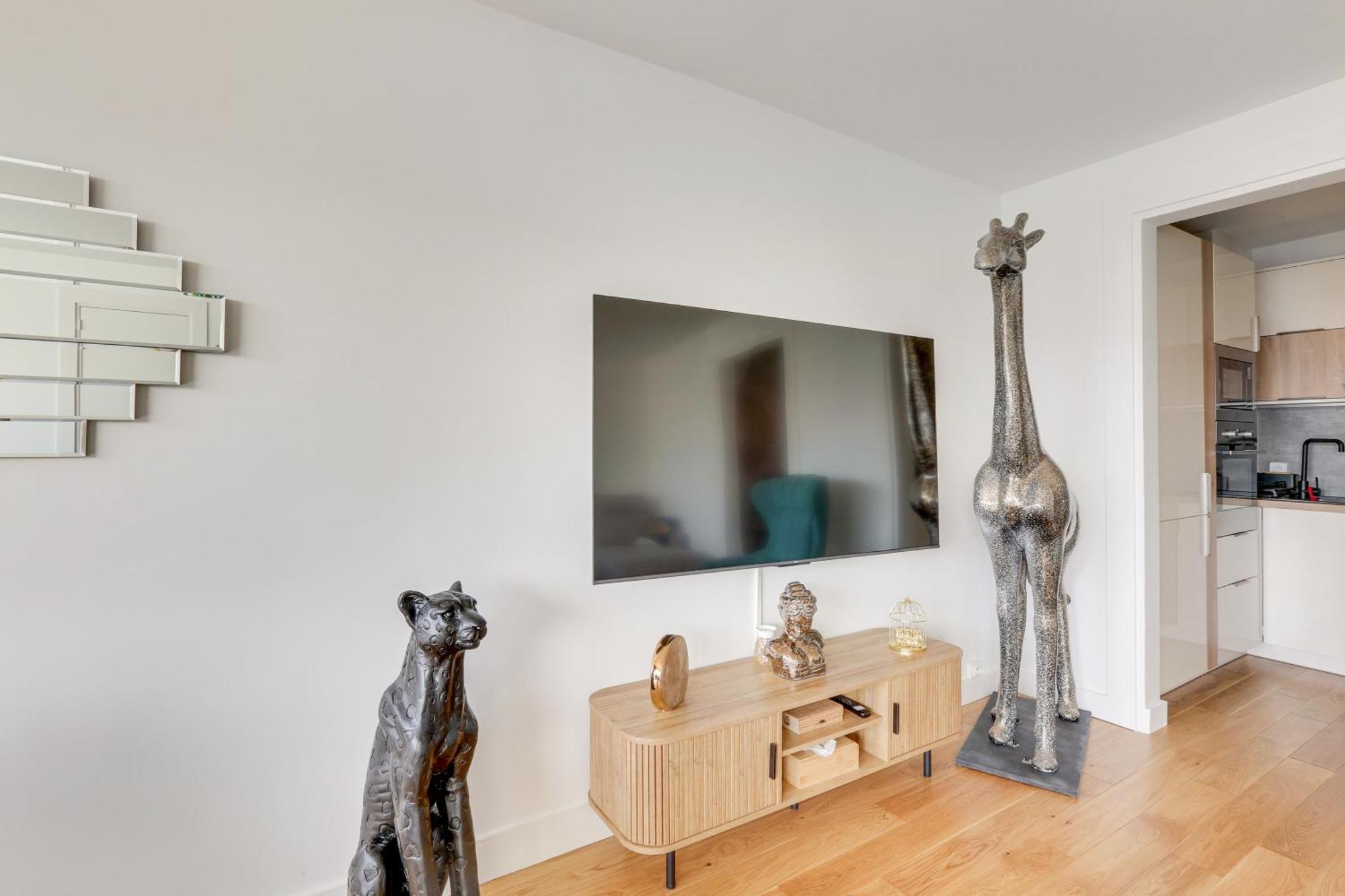 Luxury 75m2 With Eiffel Tower View, Metro 1 Min, Parking *