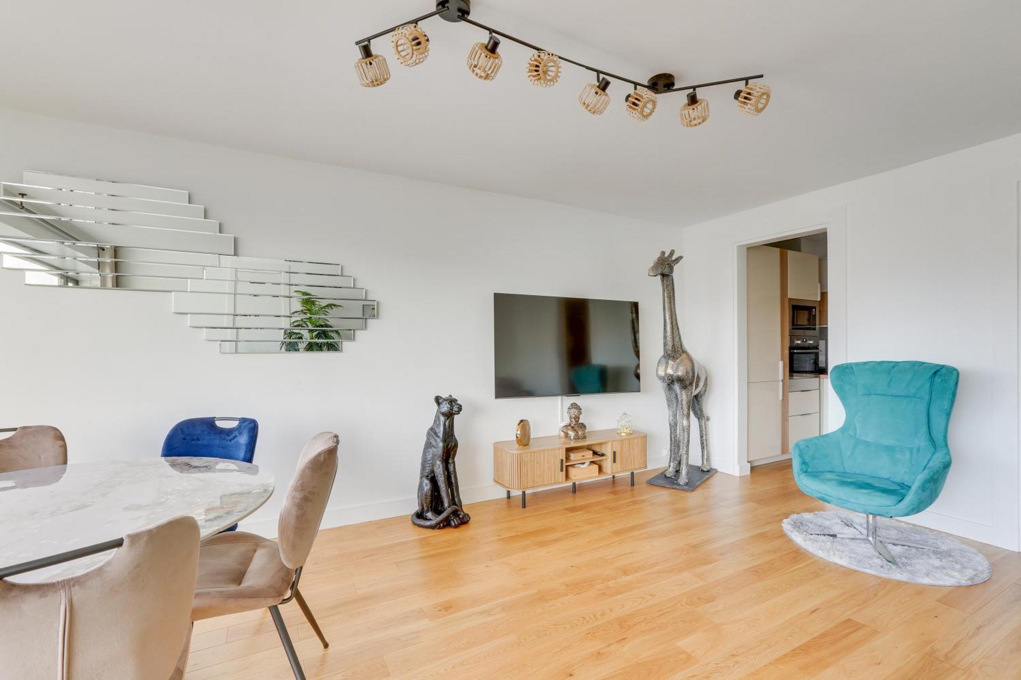 Luxury 75m2 With Eiffel Tower View, 1 Min Metro, Parking * Paris
